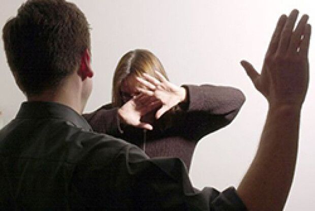 ЧОЛОВІК Б’Є, ТО ЗНАЧИТЬ ЛЮБИТЬ?