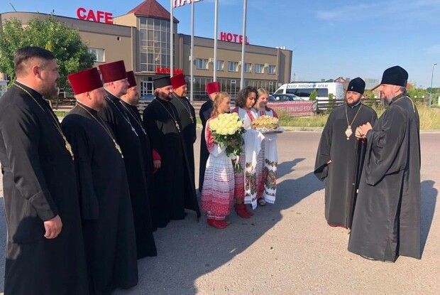 Білі троянди і коровай піднесли Блаженнішому Митрополиту Київському і всієї України Епіфанію, який прибув на Рівненщину