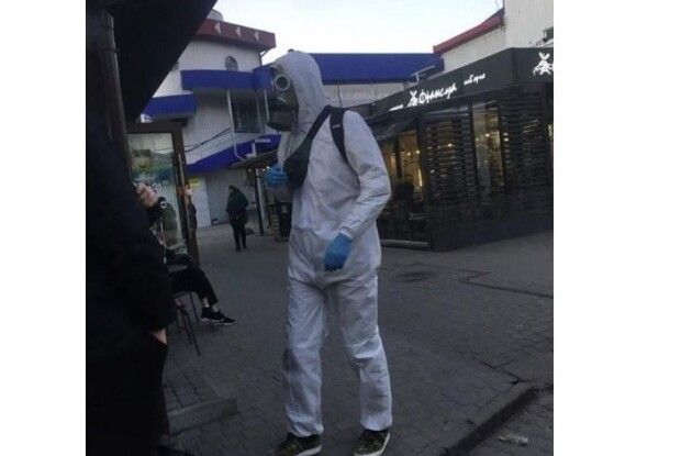 Луцьком розгулювала людина у протигазі і захисному костюмі