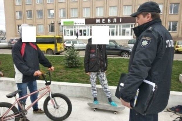 Поліція виловлює школярів, які не сидять вдома на карантині
