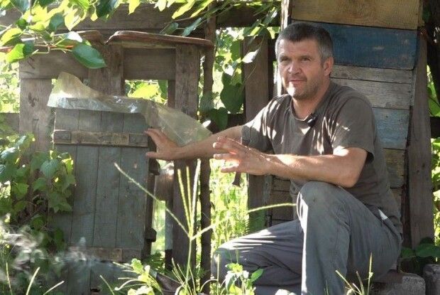«На блокпостах дивувалися, що в ящику з-під снарядів веземо бджіл» (Відео)