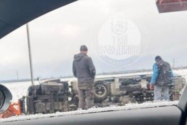 На Волині - ДТП: на трасі перекинулася вантажівка, яка посипає дороги