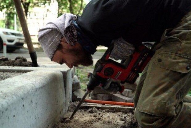 У Броварах 7 годин рятували забетонованих їжаків (Фото)