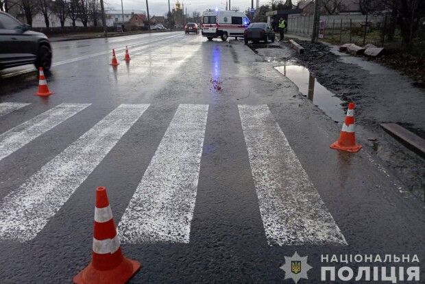 У Луцьку під колеса автівки потрапила жінка з дитиною