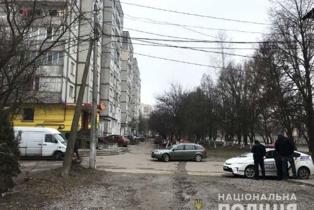 «А будеш сцяти під моїм магазином?!»: у Рівному «підливач кущиків» одержав кулю в сідницю