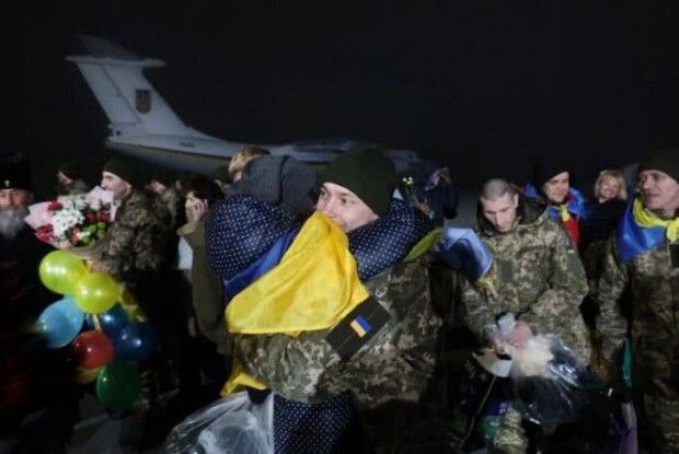 Порошенко особисто зустрічав звільнених із полону (Відео)