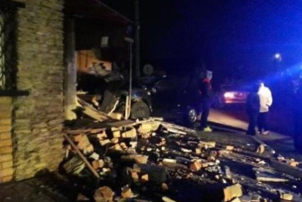 Поблизу Рівного автомобіль розтрощив стіну бару