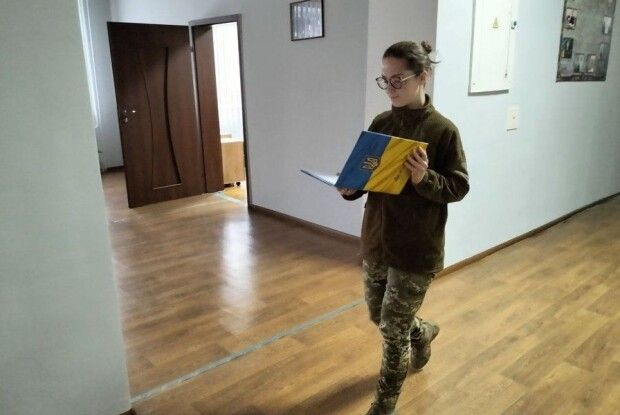 25-річна лучанка служить в обласному ТЦК і чекає чоловіка з війни (Відео)