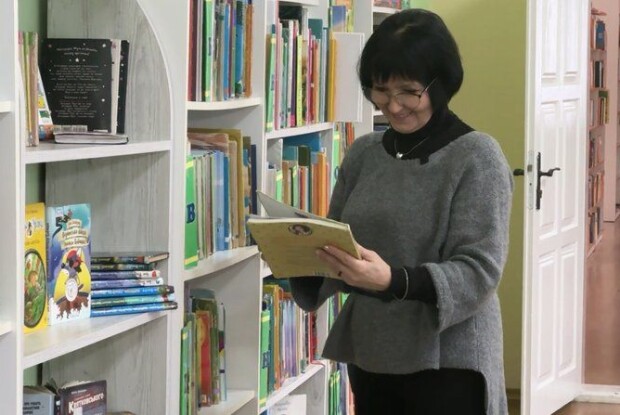 «Бібліотекар — це психолог і вчитель»: лучанка 48 років працює у книгозбірні (Відео)