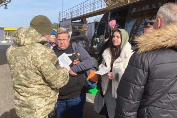 Шість автобусів упродовж ночі доставляли евакуйованих заробітчан до міста Ковель