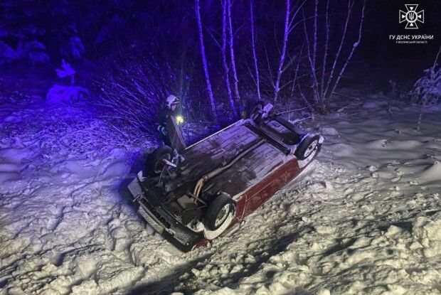 На Волині автомобіль злетів з дороги і перекинувся (Фото)