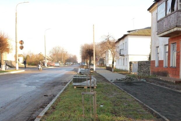 У Любешові триває ремонт тротуарів 