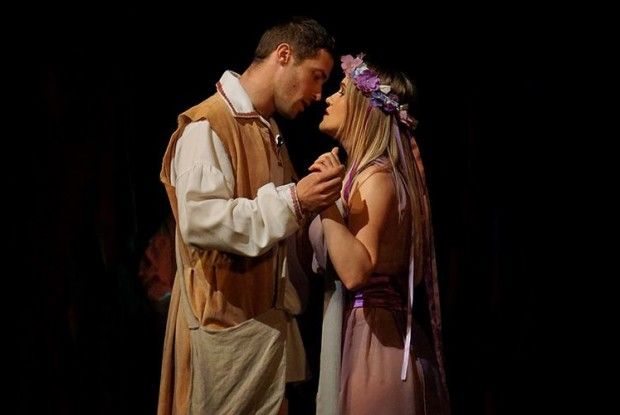 За мить до поцілунку Мавки й Лукаша