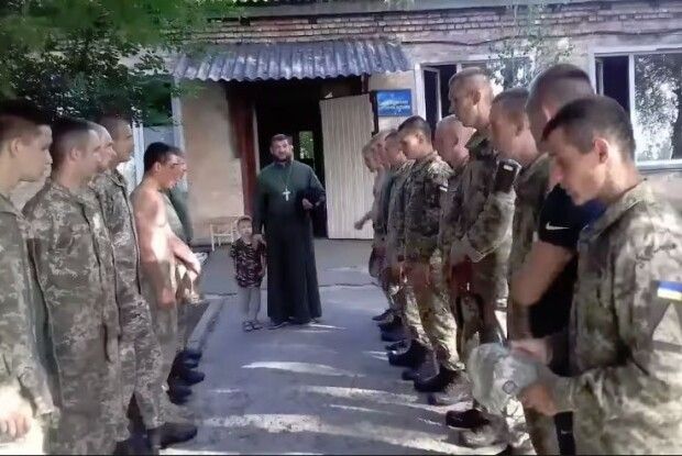 Капелани передали для бригади тактичної авіації імені Олександра Покришкіна солодощі від парафіяльної громади