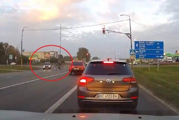 У місті на Волині під колеса авто потрапив велосипедист (Відео)