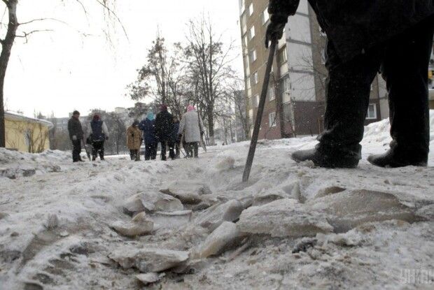 На Харківщині чоловік приревнував жінку до куми і віддухопелив обидвох металевим ломом