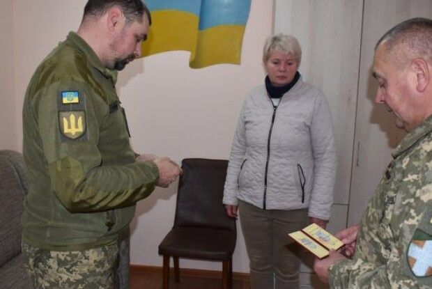 На Волині матері бійця вручили орден сина «За поранення»