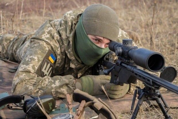 Український снайпер ювелірно знищив російського загарбника із відстані 960 метрів (Відео)