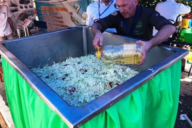На Херсонщині приготували найбільший салат України
