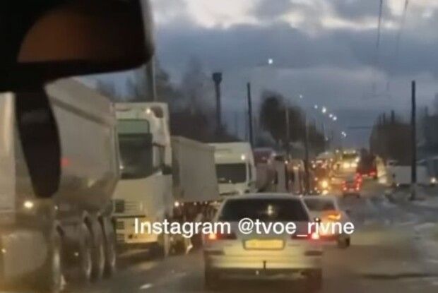 На Рівненщині селяни скаржаться на вантажівки, які блокують рух у селі