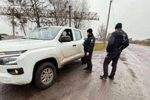 У великому районі на Волині патрульні з автоматами зупиняють автомобілі на дорозі