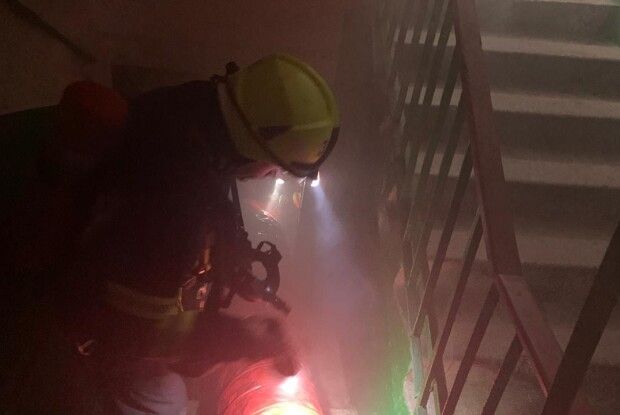 Через пожежу в багатоповерхівці на вулиці Бандери евакуювали 10 людей і врятували одне кошеня (Відео)