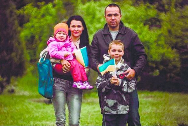 Тіло воїна в Ізюмі упізнали  за синьо-жовтими браслетами