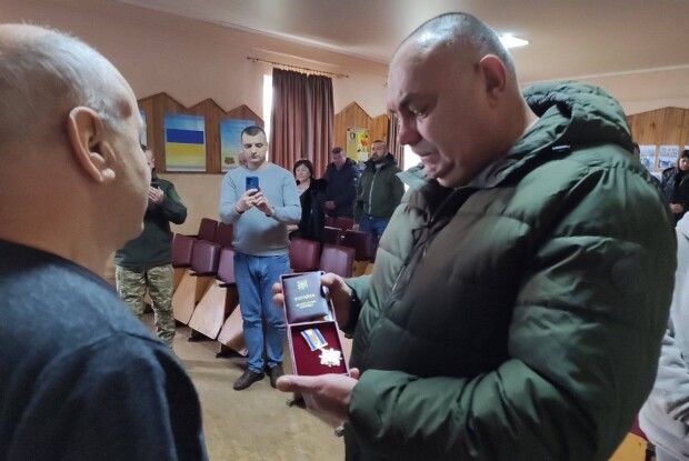 Орден, що омитий сльозами: у громаді на Волині батьку вручили нагороду загиблого сина-Героя