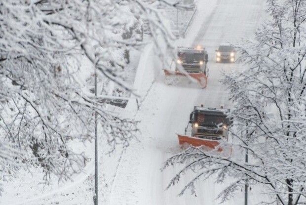  Не тільки військовою технікою:на Володимирщині продовжують чистити дороги від снігу
