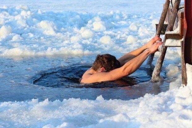 Волинянам розповіли, кому не можна занурюватись в ополонку на Водохреще