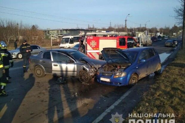 У Рівному «поцілувалися» «Chevrolet Aveo» і «Opel Astra» (фото)
