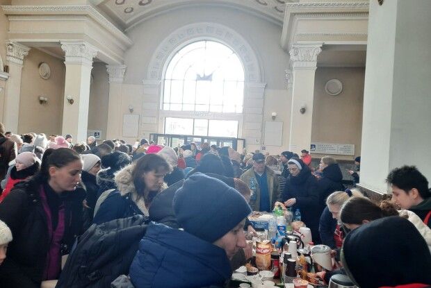 Як на Волині «монахині» прямо на вокзалі робили канапки і чай біженцям