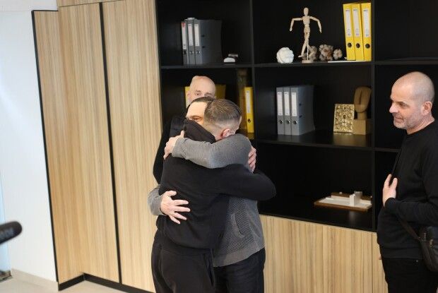 Син донора зустрівся з трьома чоловіками, яким пересадили органи його батька