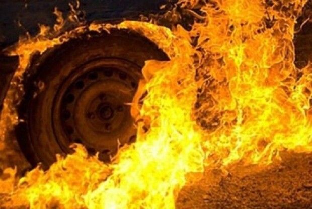 У Ковелі вночі підпалили буса (Фото)