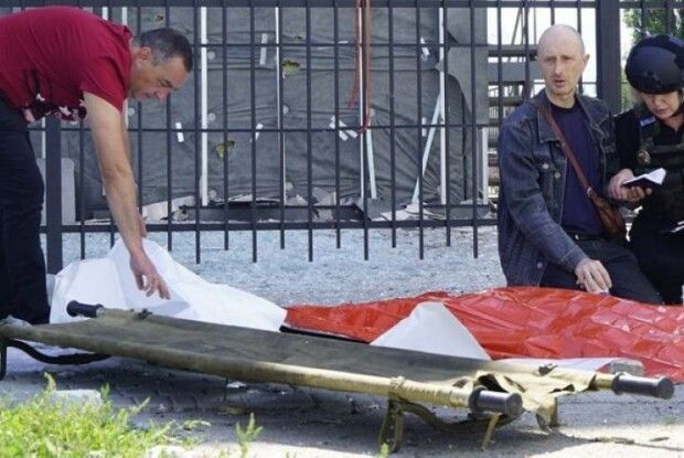 Батько дві години читав молитви над загиблим сином: росіяни вбили 13-річного хлопчика і подружжя в Харкові (Фото)
