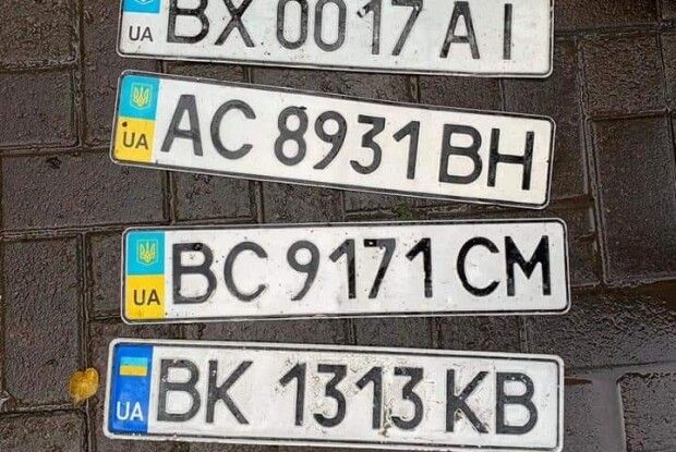 У Рівному шукають власників втрачених у зливу автомобільних номерів 