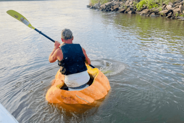Американець встановив світовий рекорд із найдовшої подорожі у човні-гарбузі (Фото)