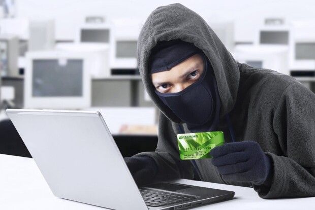 На Волині шахрай представився представником банку і зняв велику суму з картки