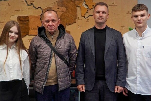  Мер Володимира зустрівся із звільнених з полону Володимиром Маначинським