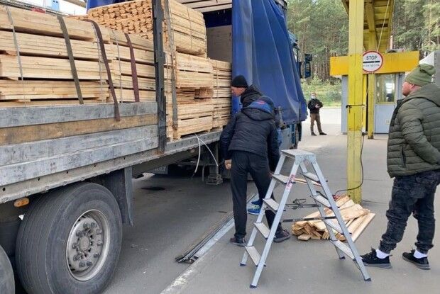 У «Ягодині» прикордонники знайшли партію сигарет серед дощок (Фото, відео)