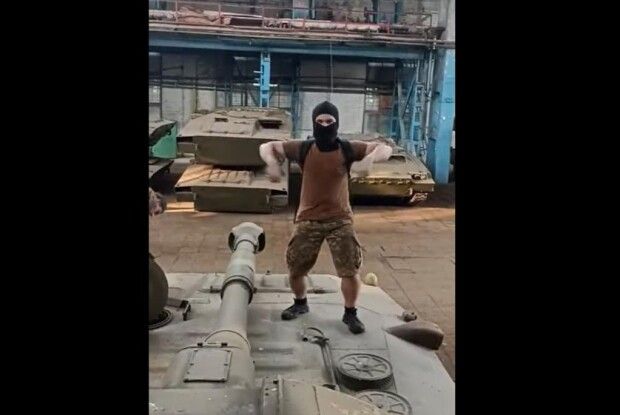 Блогери проникли на український оборонний завод та станцювали на військовій техніці (Відео)