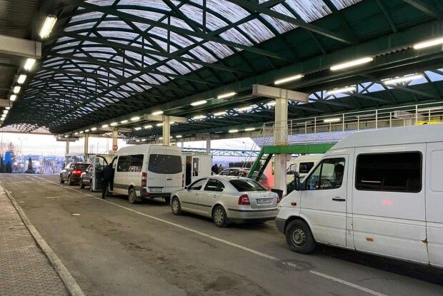 На кордоні з Молдовою зупинили чоловіка, якого звільнили від служби через важкі пологи (Фото)