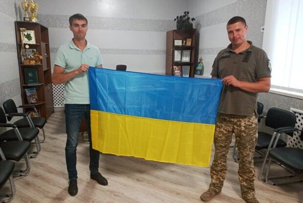 Військові подарували синьо-жовтий стяг очільнику громади на Волині 