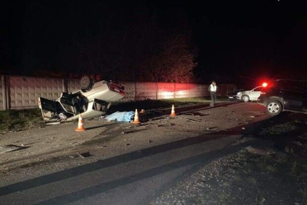 Надто потужний удар: двоє людей загинули внаслідок страшної ДТП (Фото)