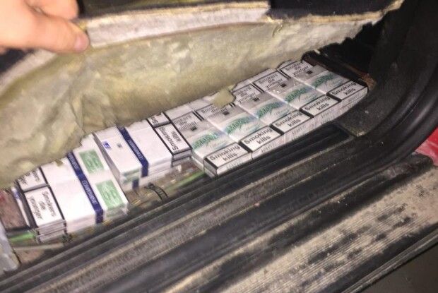 На Волині чоловік запакував у сховки «Ауді» тисячу пачок сигарет!