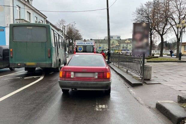19-річний водій збив жінку на переході у Рівному (Фото)