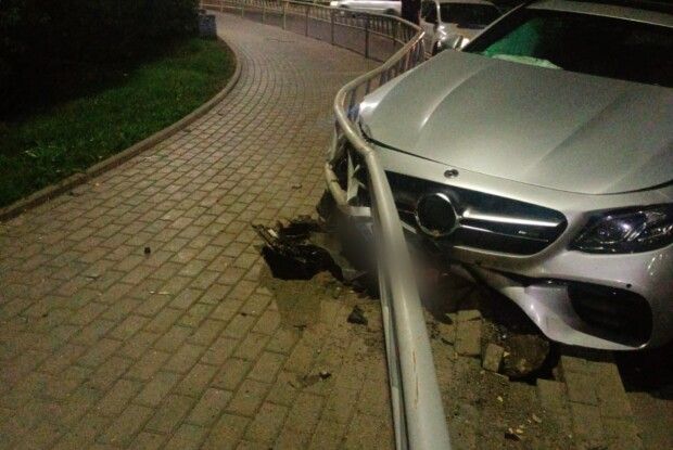 В Луцьку водій врізався в огорожу на кільці на Набережній