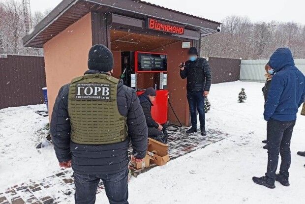 На Рівненщині виявили нелегальну заправку