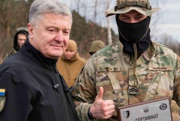 росія має заплатити за кожну жертву: Порошенко привіз кільком бригадам комплекси Poseidon