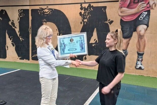 Циркова артистка з Рівного встановила рекорд України – 29 віджимань на трьох пальцях рук